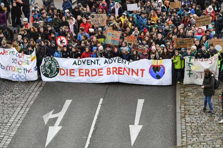 In Freiburg zog der Protestzug durch die Innenstadt: Der Zeitpunkt der weltweiten Aktionen ist bewusst gewählt – Anfang Dezember startet die Weltklimakonferenz in Madrid.