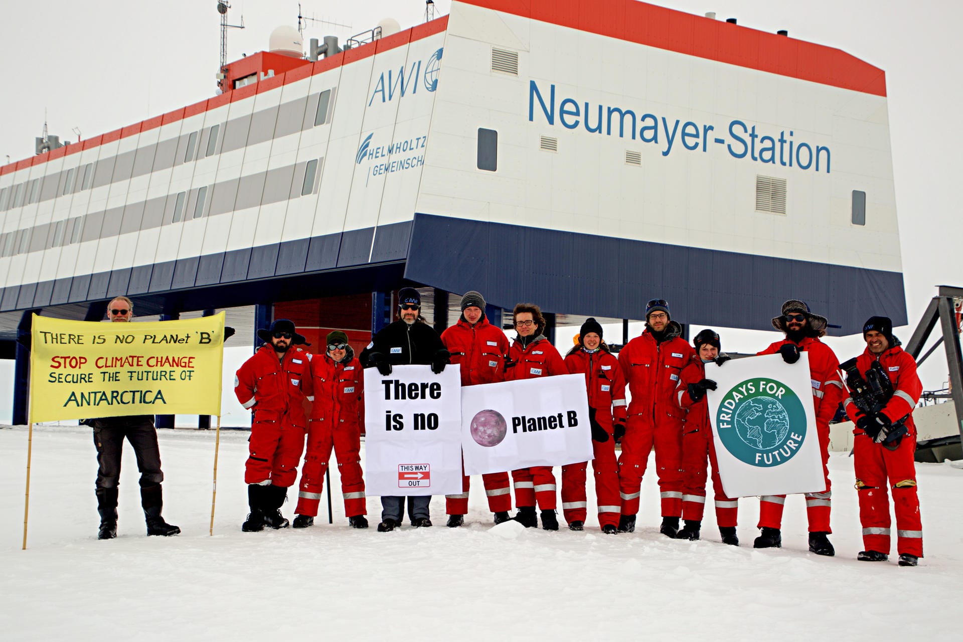 Der vierte globale Klimaprotest ist sogar in der Antarktis angekommen: Vor der deutschen "Neumayer"-Station bekunden die ihre Solidarität mit den Aktionen der Fridays-for-Future-Bewegung.