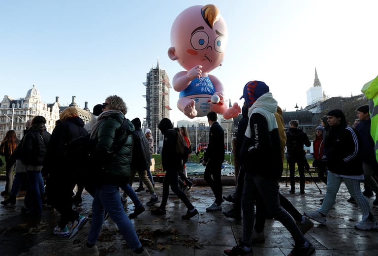 In London haben die Protestierenden einen riesigen Baby-Ballon aufgebaut: Nach Angaben von Fridays for Future soll es in 2.400 Städte in 158 Ländern Aktionen für mehr Klimaschutz geben.
