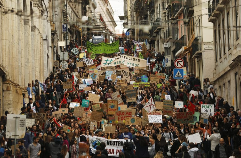 In Lissabon füllen die Demonstraten die schmalen Straßen: Vor allem junge Menschen nehmen an den Demonstrationen teil, die Unterstützung für die Proteste wird jedoch immer größer.