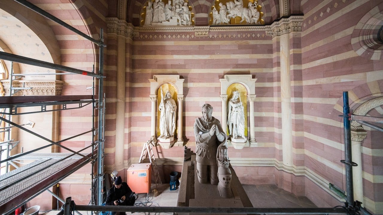 In der Vorhalle stehen die sanierten Sandsteindarstellungen von Heinrich IV.