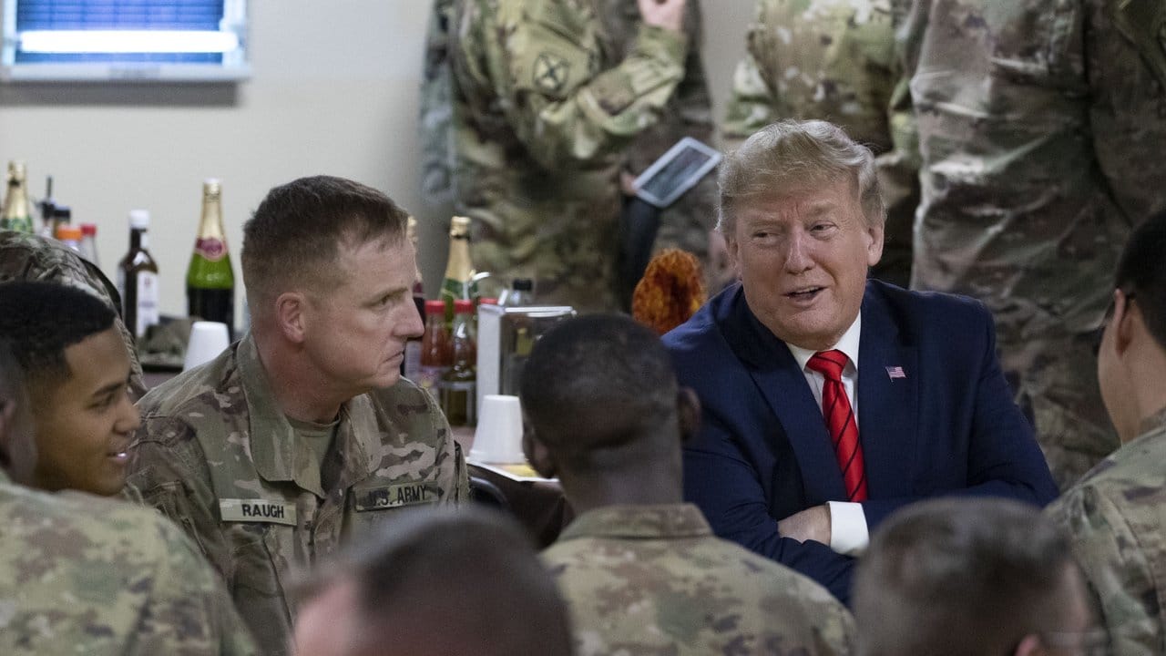 Plauderstündchen: Donald Trump besucht US-Truppen auf der Bagram Air Base nördlich von Kabul.