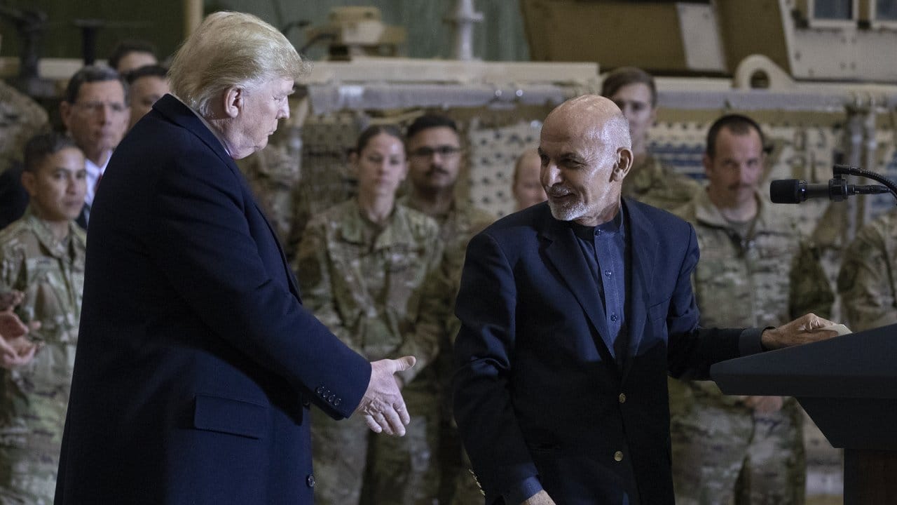 Überraschungsbesuch: US-Präsident Donald Trump vor seinem Handschlag mit dem afghanischen Präsidenten Ashraf Ghani.