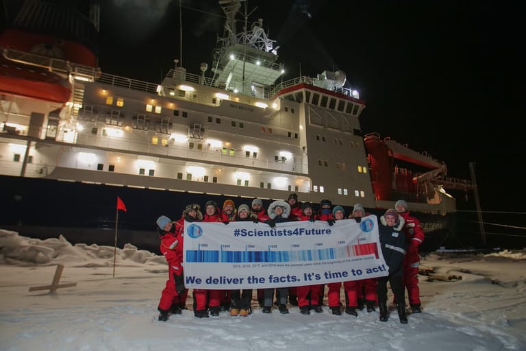 Und auch am Nordpol wird gestreikt: Die Forscher des deutschen Schiffes "Polarstern" fordern, dass auf ihre Forschungsergebnisse politische Konsequenzen folgen müssen.
