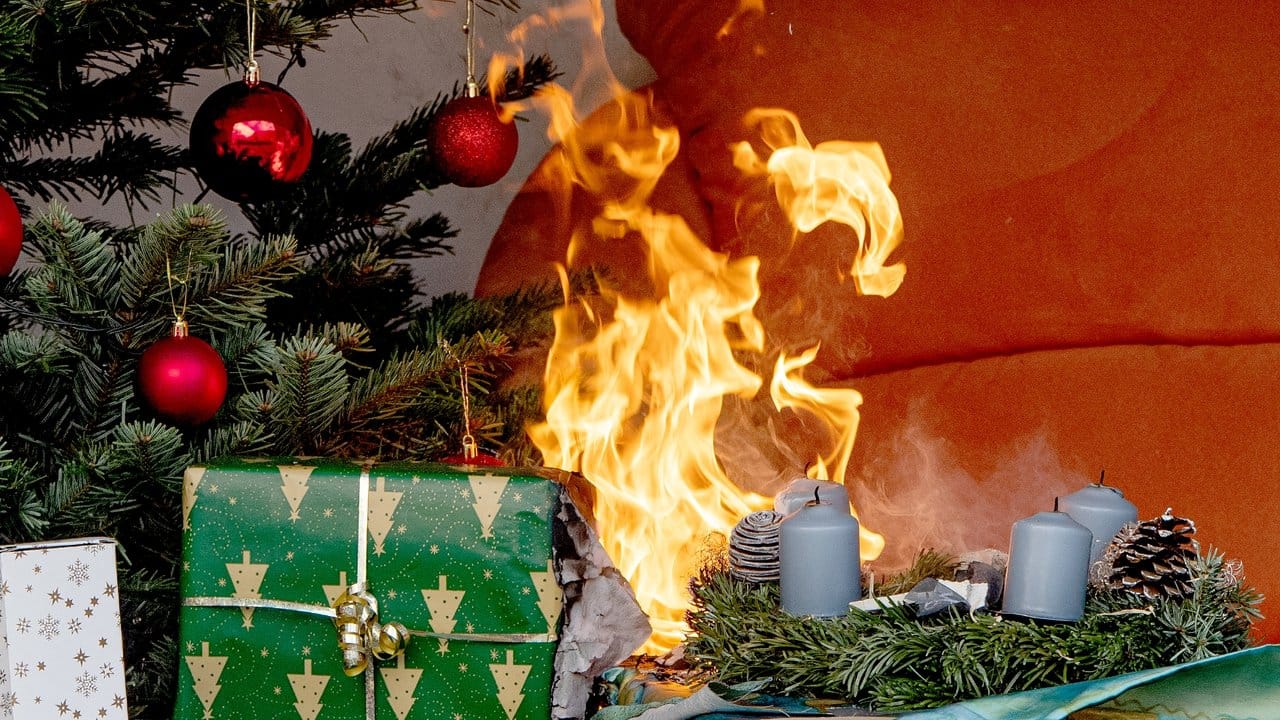 Advent, Advent, das Sofa brennt: Gerade von minderwertigen Kerzen geht in der Weihnachtszeit eine große Brandgefahr aus.