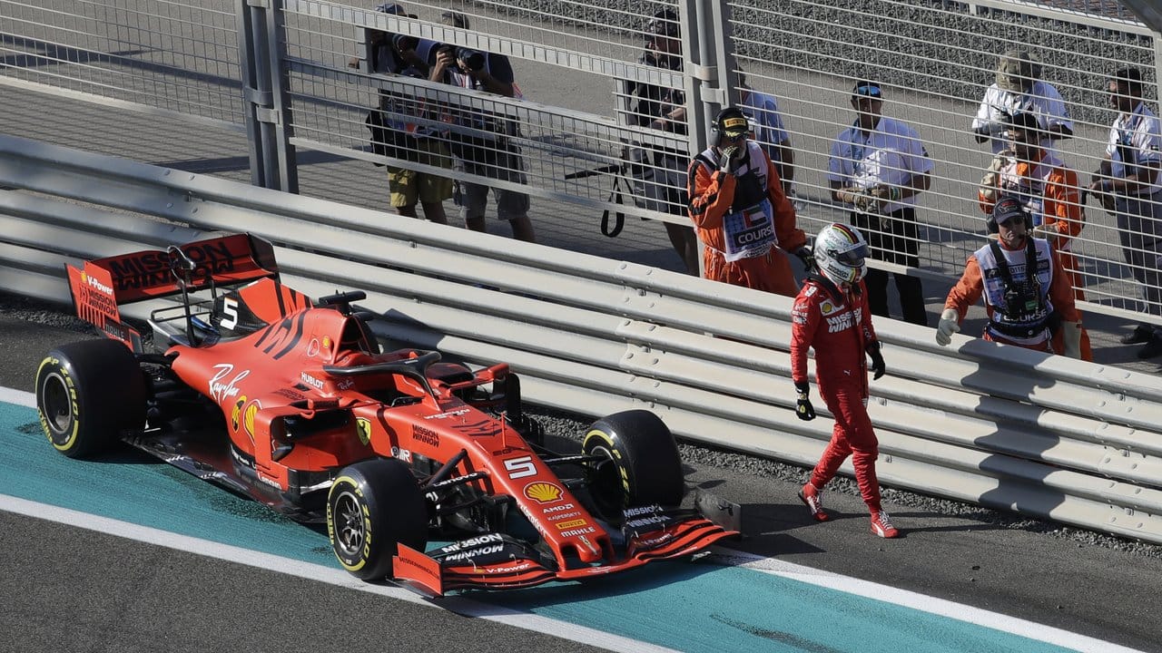 Ist beim Training in Abu Dhabi mit seinem Ferrari in die Leitplanke gefahren: Sebastian Vettel verlässt nach dem Unfall die Piste.