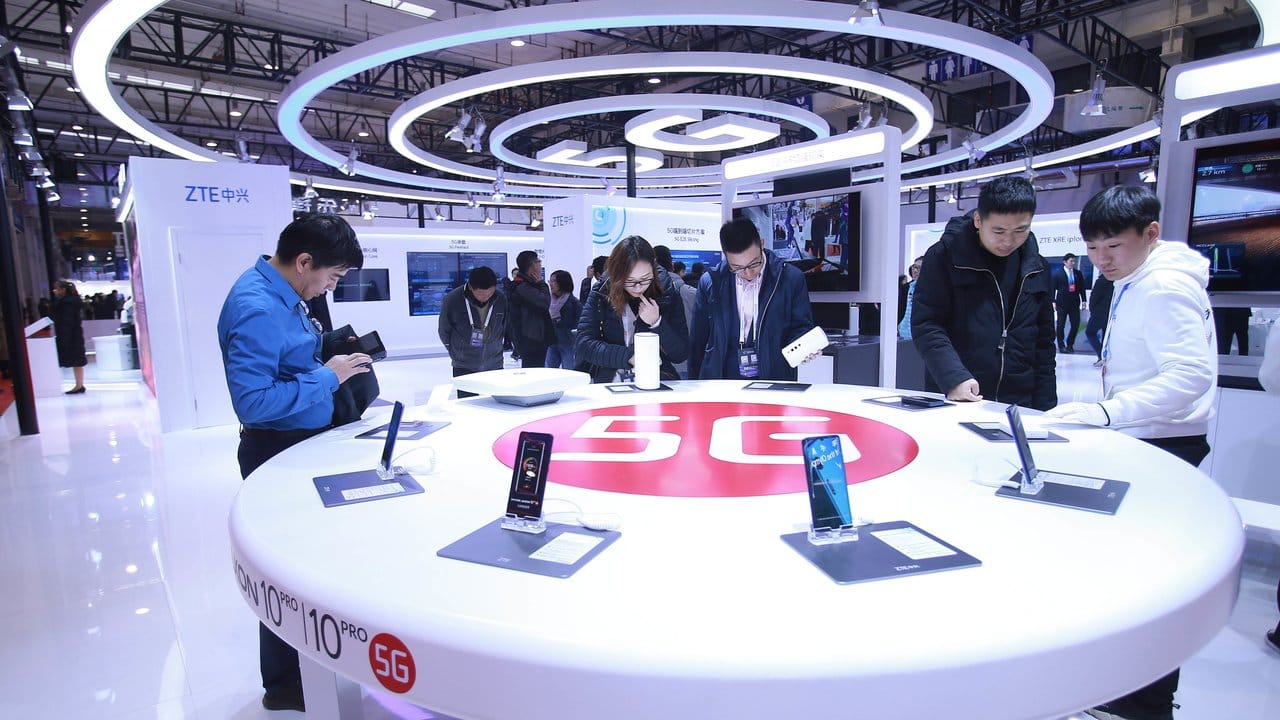 Besucher in Peking schauen sich neue Smartphones mit 5G-Technologie an - auch in Deutschland könnte 2020 das erste Jahr mit dem superschnellen Datenfunk auf breiter Front werden. Besucher in Peking schauen sich neue Smartphones mit 5G-Technologie an - auch in Deutschland könnte 2020 das erste Jahr mit dem superschnellen Datenfunk auf breiter Front werden.