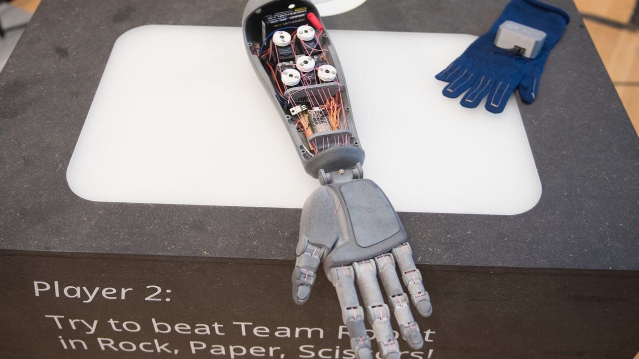 Der Arm eines Roboters liegt auf einem Kongress auf einer Kiste. Der Arm eines Roboters liegt auf einem Kongress auf einer Kiste.