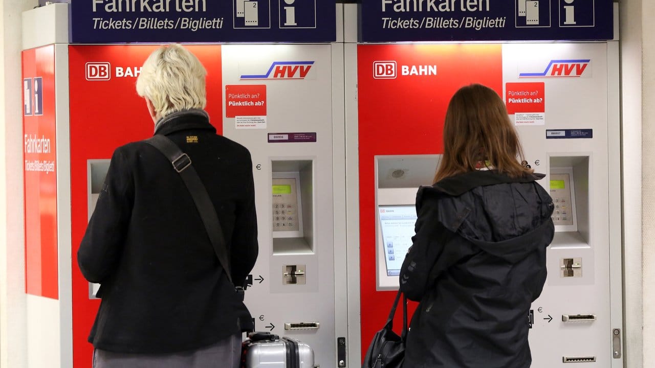 Reisende am Fahrkartenautomat: Die Bahn will die Mehrwertsteuer-Senkung an die Kunden weitergeben.