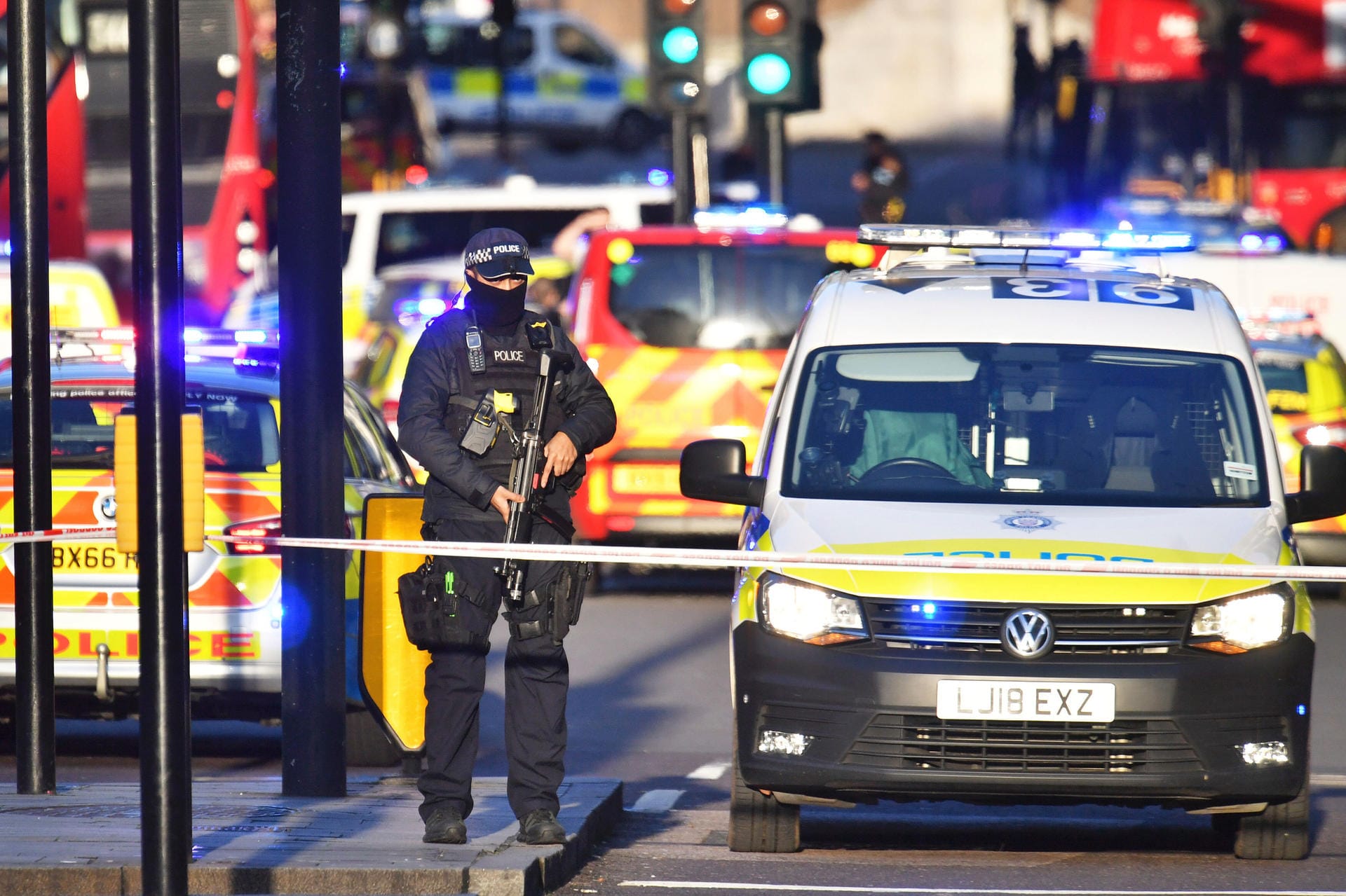 Die Polizei hat das Gebiet um die London Bridge nach der Messerattacke weiträumig abgesperrt.
