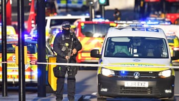 Die Polizei hat das Gebiet um die London Bridge nach der Messerattacke weiträumig abgesperrt.