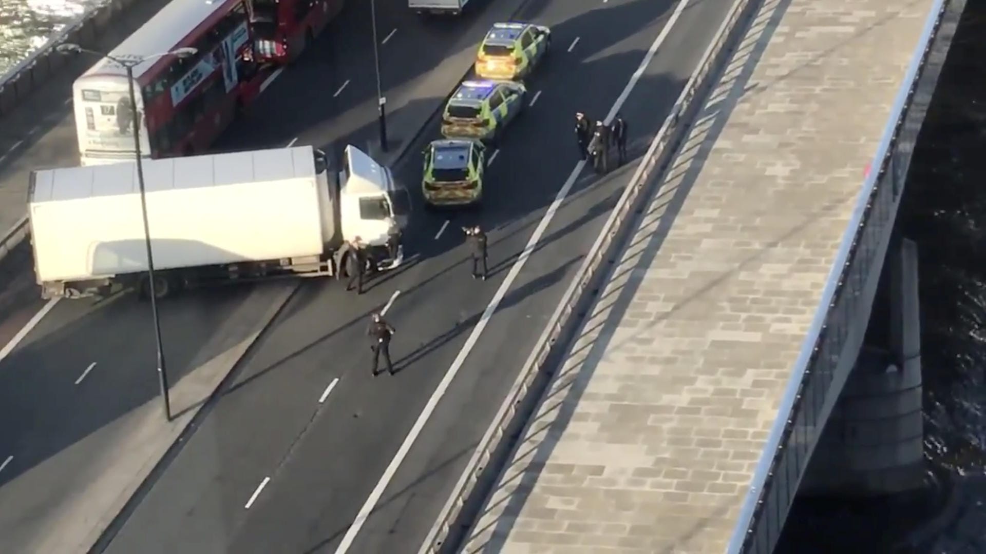 Ein Lkw versucht auf der London Bridge zu wenden.