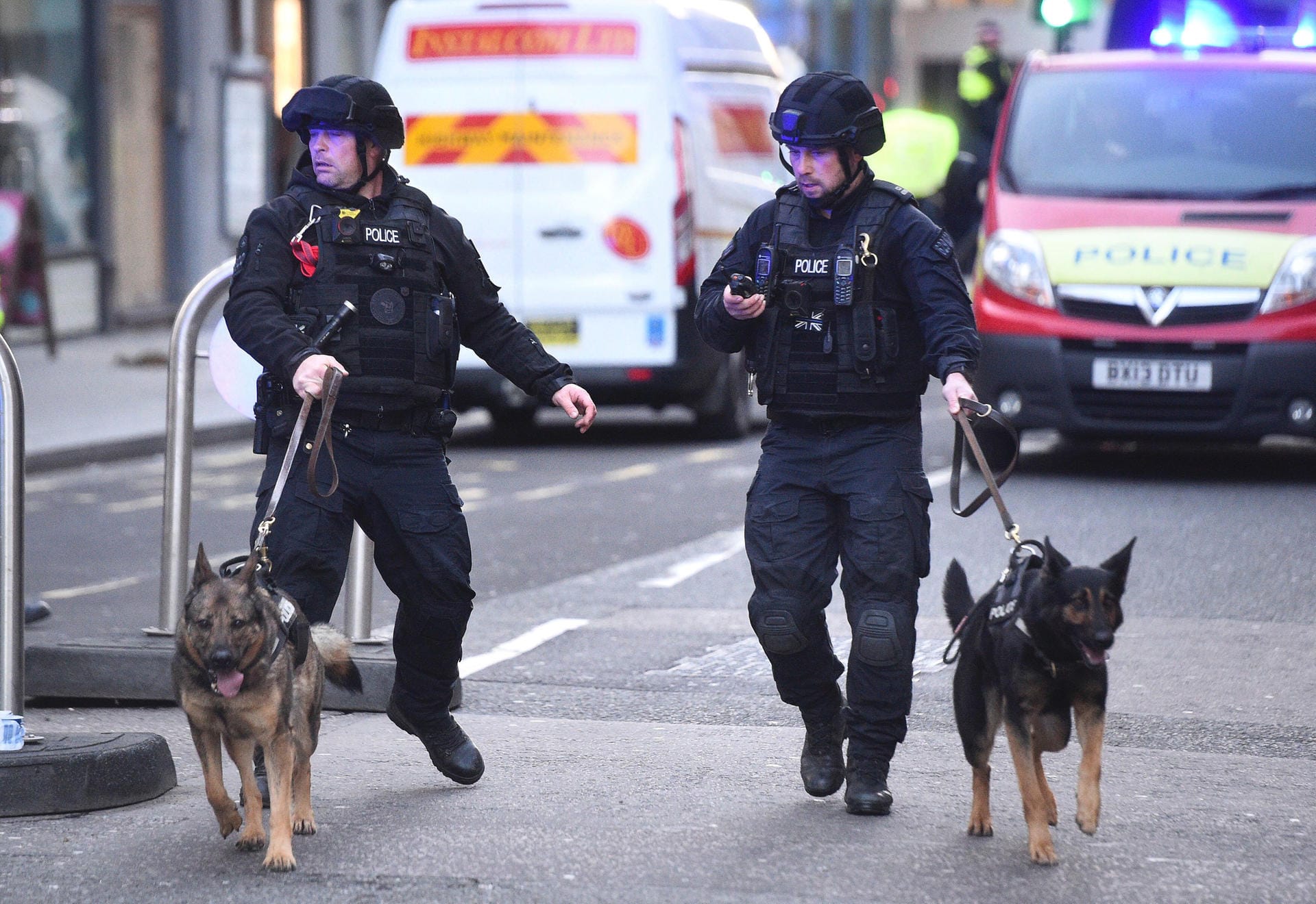 Polizisten patrouillieren mit Hunden auf der Cannon Street in der Nähe des Tatorts.