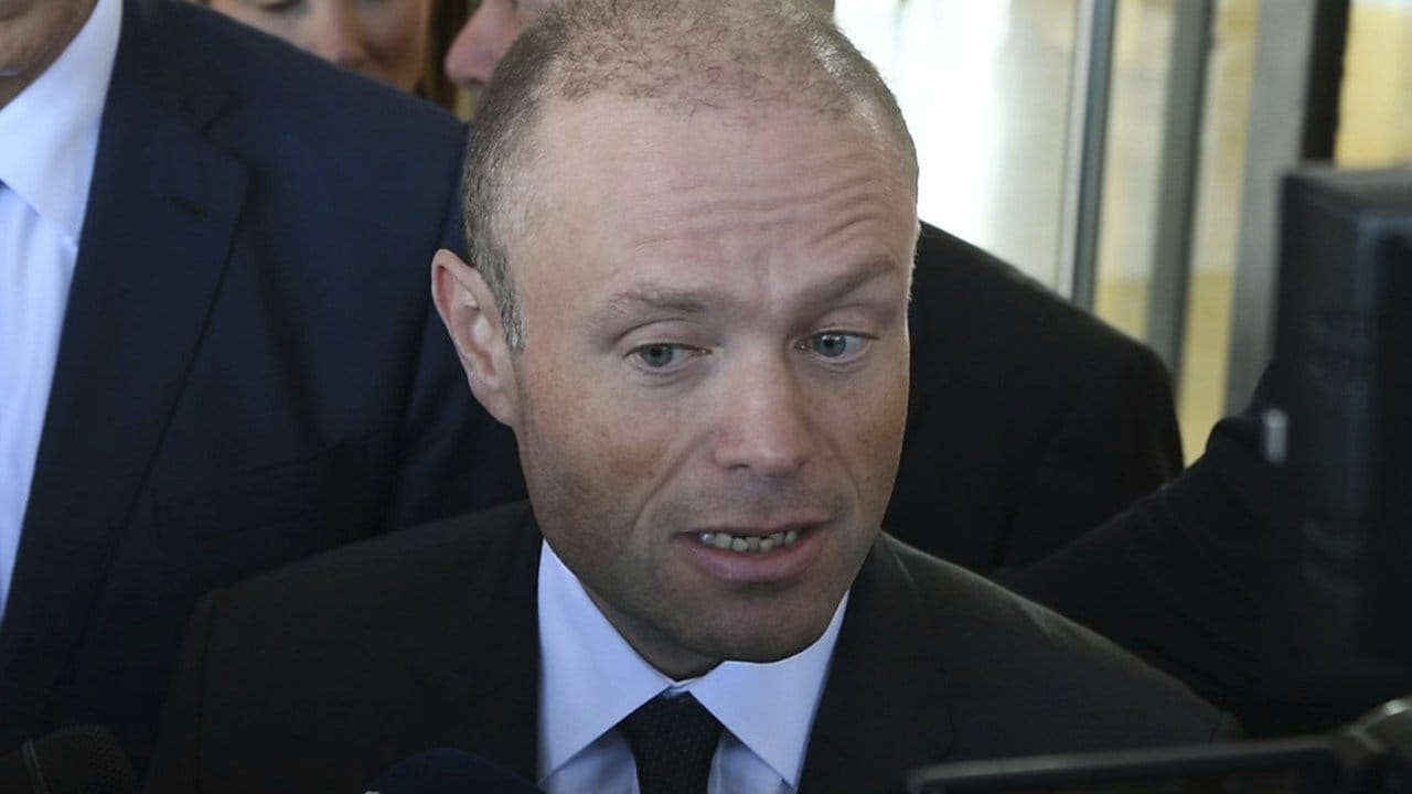 Maltas Premierminister Joseph Muscat spricht mit Reportern.