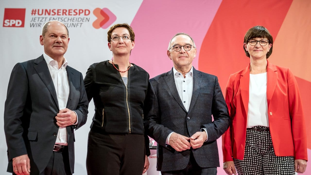 Wer wird die SPD künftig führen: Olaf Scholz (l) und Klara Geywitz oder Saskia Esken und Norbert Walter-Borjans?.