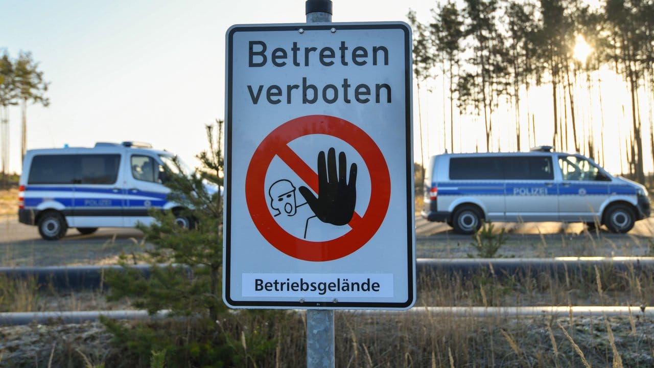 Ein Schild mit der Aufschrift "Betreten verboten Betriebsgelände" am Rand des Braunkohletagebaus Jänschwald.