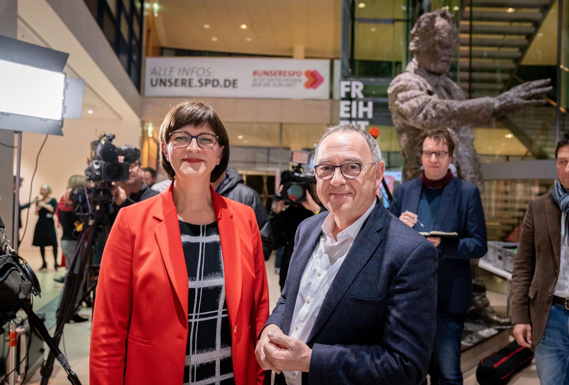 Die SPD-Mitglieder wollen Saskia Esken und Norbert Walter-Borjans als neue Vorsitzende haben. Für Vizekanzler Olaf Scholz und Klara Geywitz reichte es nicht.