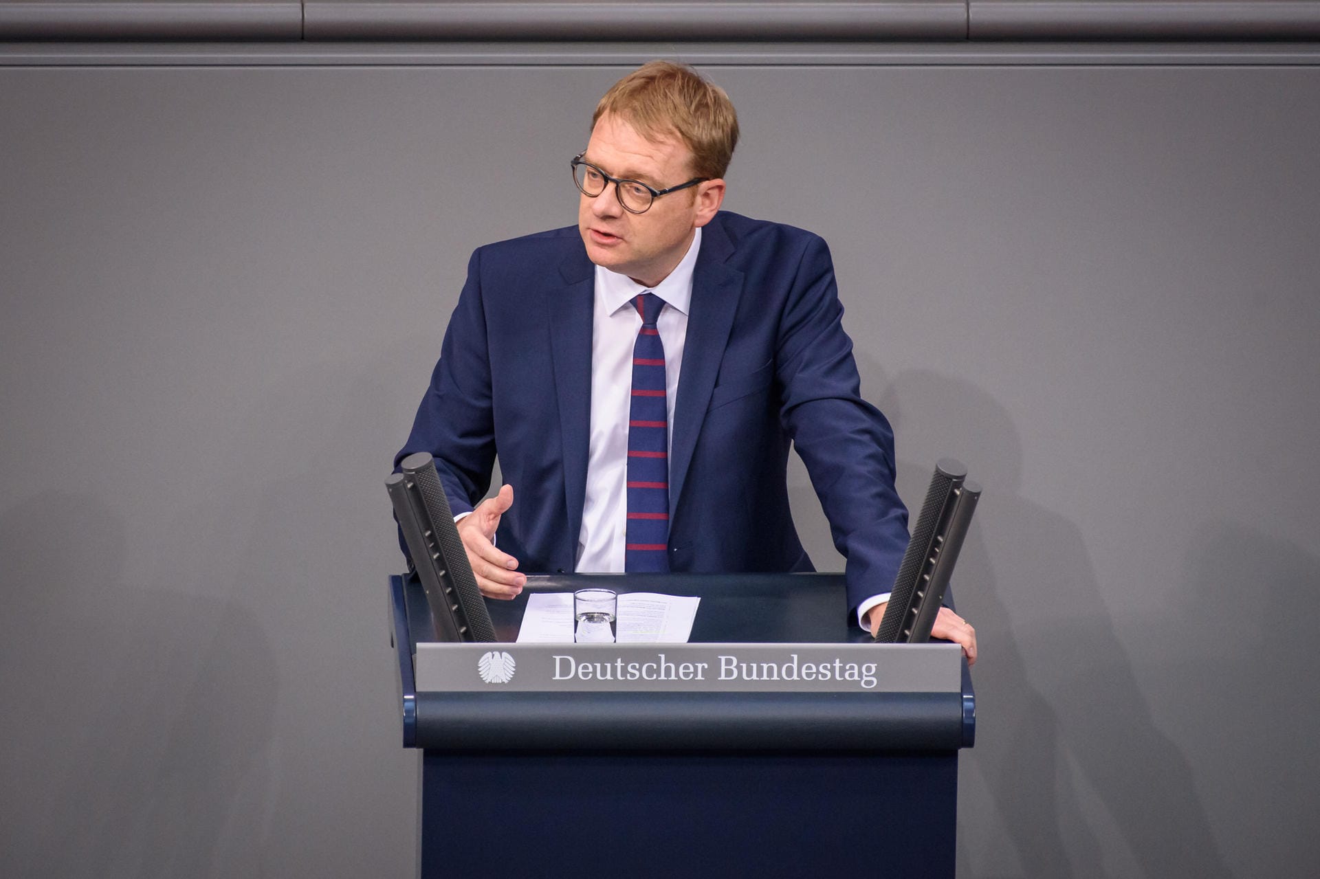 Der CDU-Bundestagsabgeordnete und Parlamentarische Staatssekretär im Gesundheitsministerium, Thomas Gebhart, schrieb auf Twitter: "Die Wahl ist eine Entscheidung für einen strammen Linkskurs der SPD. Ich vermute, dass die SPD-Führung jetzt linke Forderungen aufstellen wird, die selbst innerhalb der SPD umstritten sein dürften."