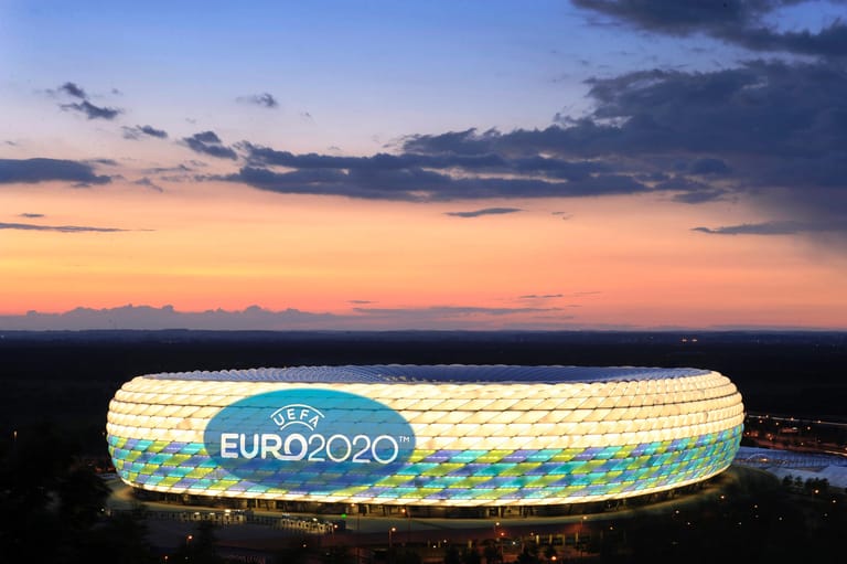 Am Samstagabend wurde die Endrunde der EM 2020 ausgelost. Deutschland trifft auf zwei Topteams. Doch wie sehen die weiteren Gruppen aus – und in welchen Stadien wird gespielt? t-online.de hat alle Infos für Sie zusammengetragen.