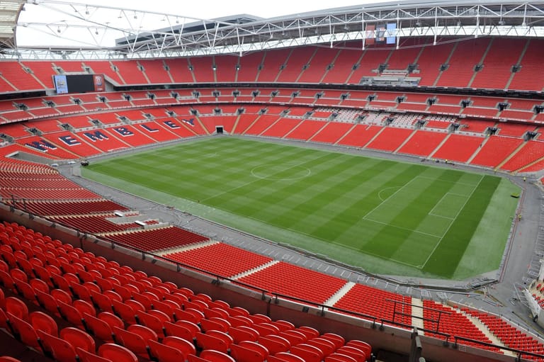 Gruppe D wird im Londoner Wembley-Stadion (Foto) und im Hampden Park von Glasgow ausgetragen. Auch hier wird der vierte Teilnehmer erst über die Play-offs ermittelt. Glasgow ist dazu Spielort eines Achtelfinals, in London werden dazu beide Halbfinals und das Endspiel ausgetragen.