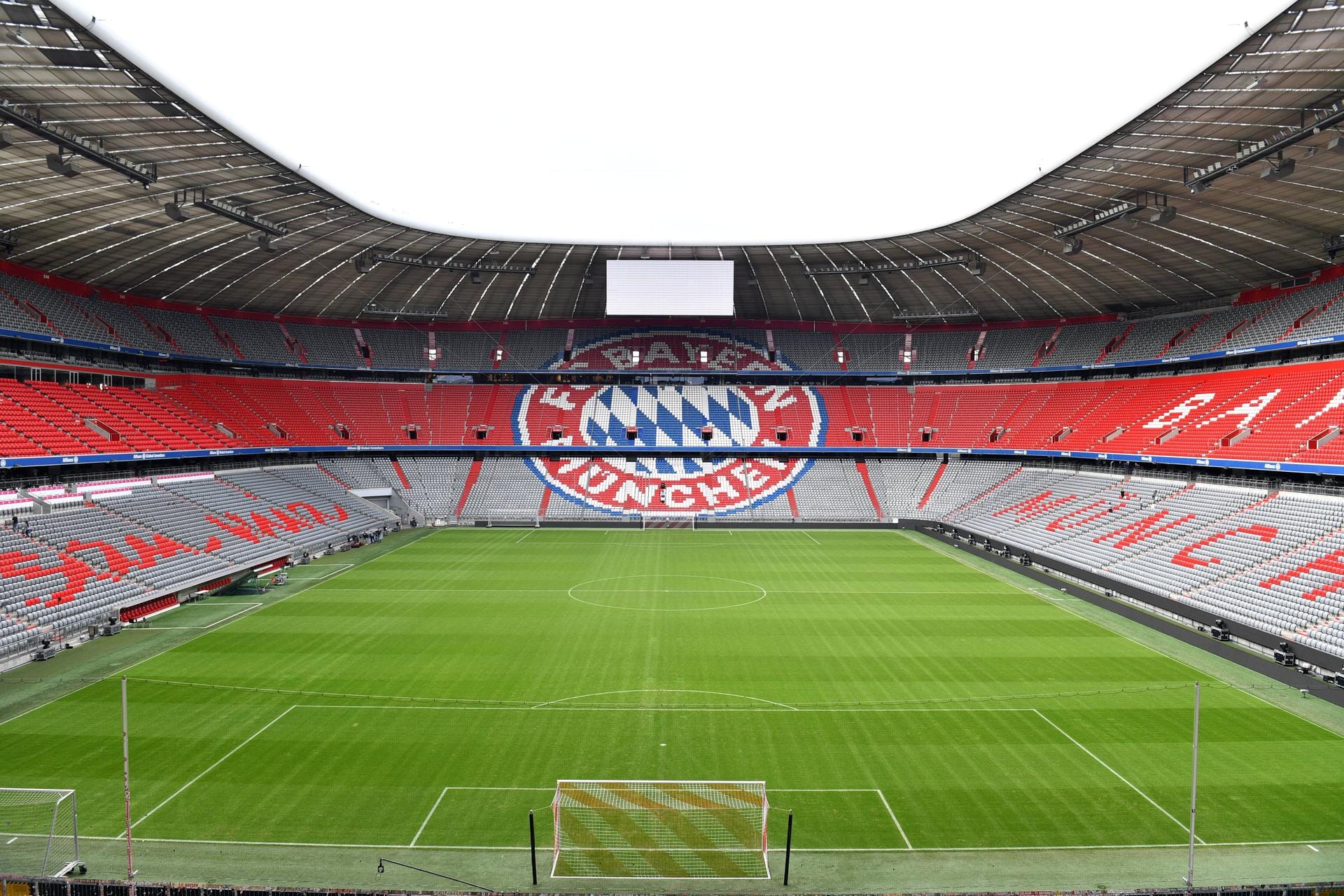 Die deutsche Gruppe: Die Allianz Arena in München (Foto) und die Puskas Arena von Budapest sind Spielorte der Gruppe F mit der DFB-Elf. Teilnehmer Nummer vier ergibt sich aus den Play-offs. In Budapest wird auch ein Achtelfinalspiel ausgetragen, München steht noch als Gastgeber einer Viertelfinal-Partie im Spielplan.