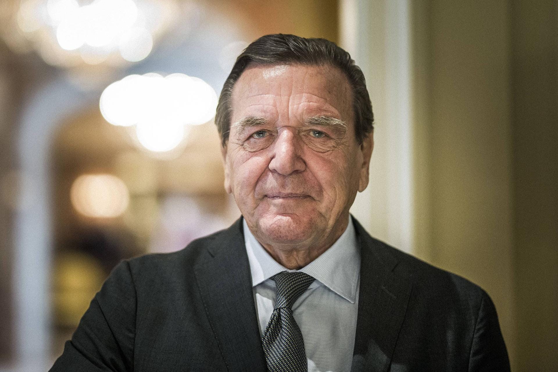 Gerhard Schröder kritisiert die Mitgliederabstimmung über die neuen SPD-Vorsitzenden. "Ich habe das Verfahren für unglücklich gehalten und das Ergebnis bestätigt meine Skepsis", sagte der Altkanzler dem SPIEGEL.