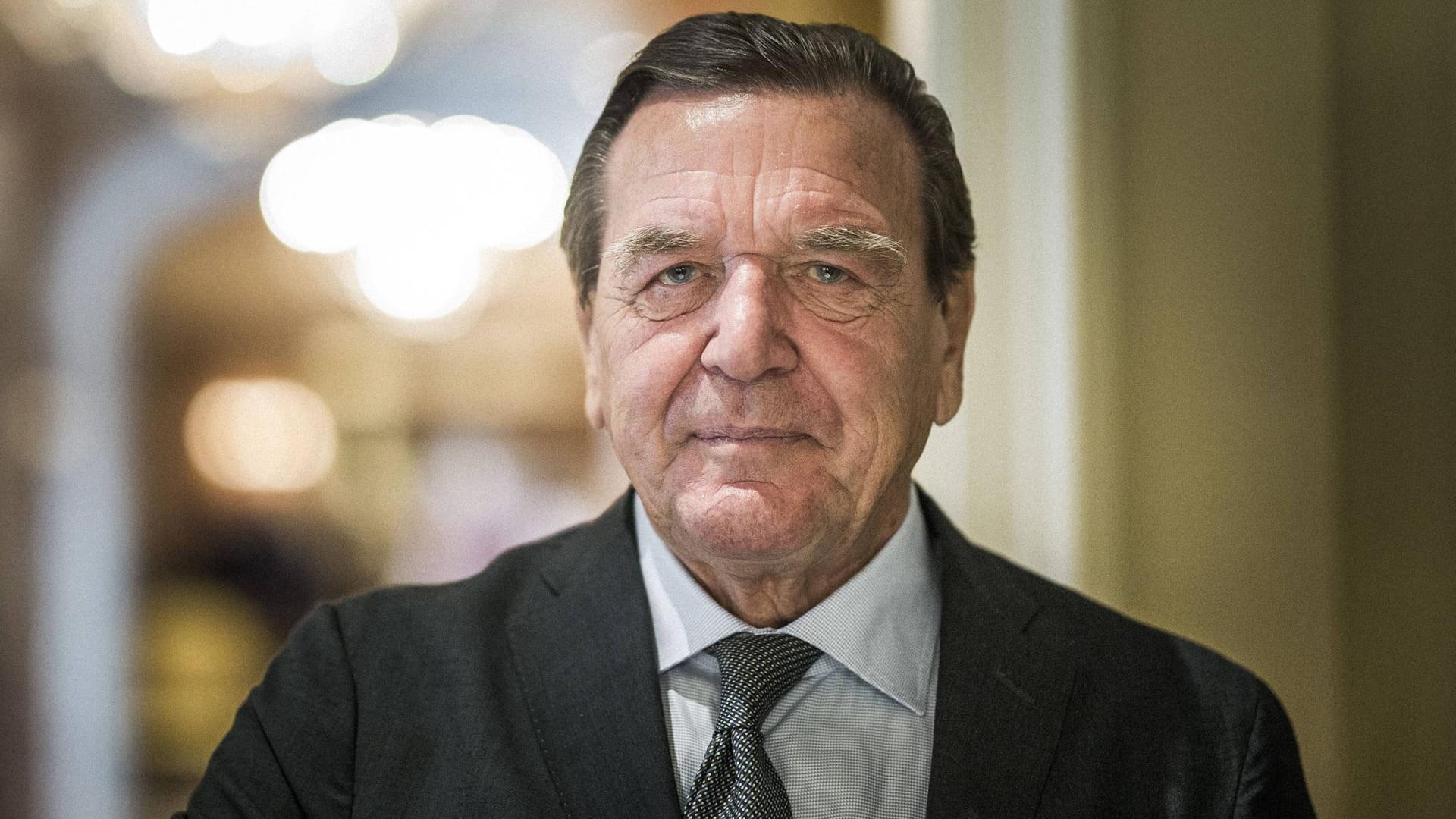 Gerhard Schröder kritisiert die Mitgliederabstimmung über die neuen SPD-Vorsitzenden. "Ich habe das Verfahren für unglücklich gehalten und das Ergebnis bestätigt meine Skepsis", sagte der Altkanzler dem SPIEGEL.