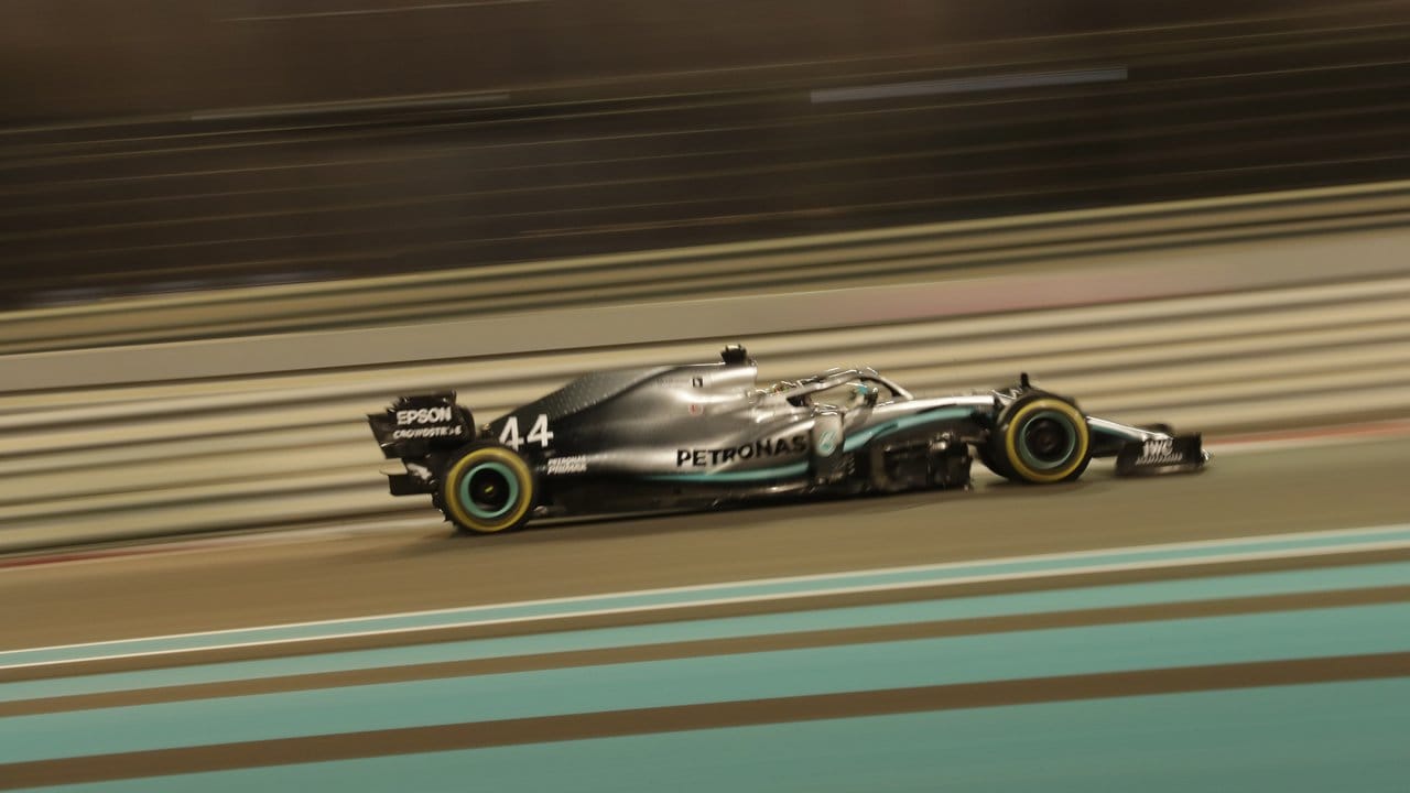 Lässt scih auch beim Großen Preis von Abu Dhabi nicht die Butter vom Brot nehmen: Lewis Hamilton siegt erneut souverän.