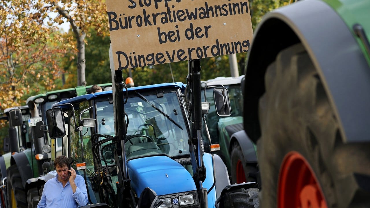 Bauern demonstrieren vor dem Landwirtschaftsministerium in Bonn: "Stoppt den Bürokratiewahnsinn bei der Düngeverordnung".