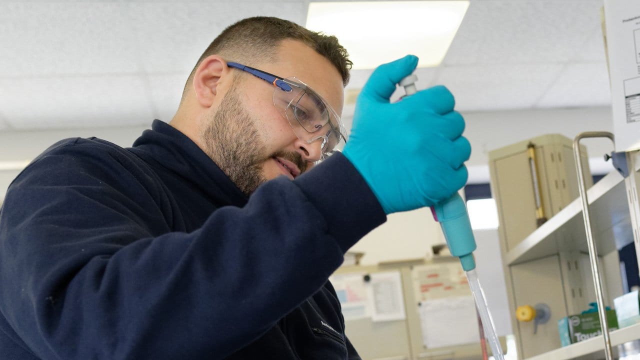 Anhand von Laborergebnissen kann David Uweis, angehende Fachkraft für Abwassertechnik entscheiden, was der Bakterienmix in der Kläranlage braucht.