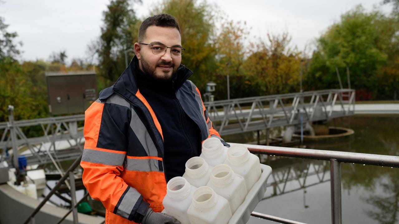Sein Arbeitsplatz ist die Kläranlage in Bonn-Duisdorf: Als Auszubildender zur Fachkraft Abwassertechnik kümmert sich David Uweis darum, dass die Wasserwerte im Werk stimmen.