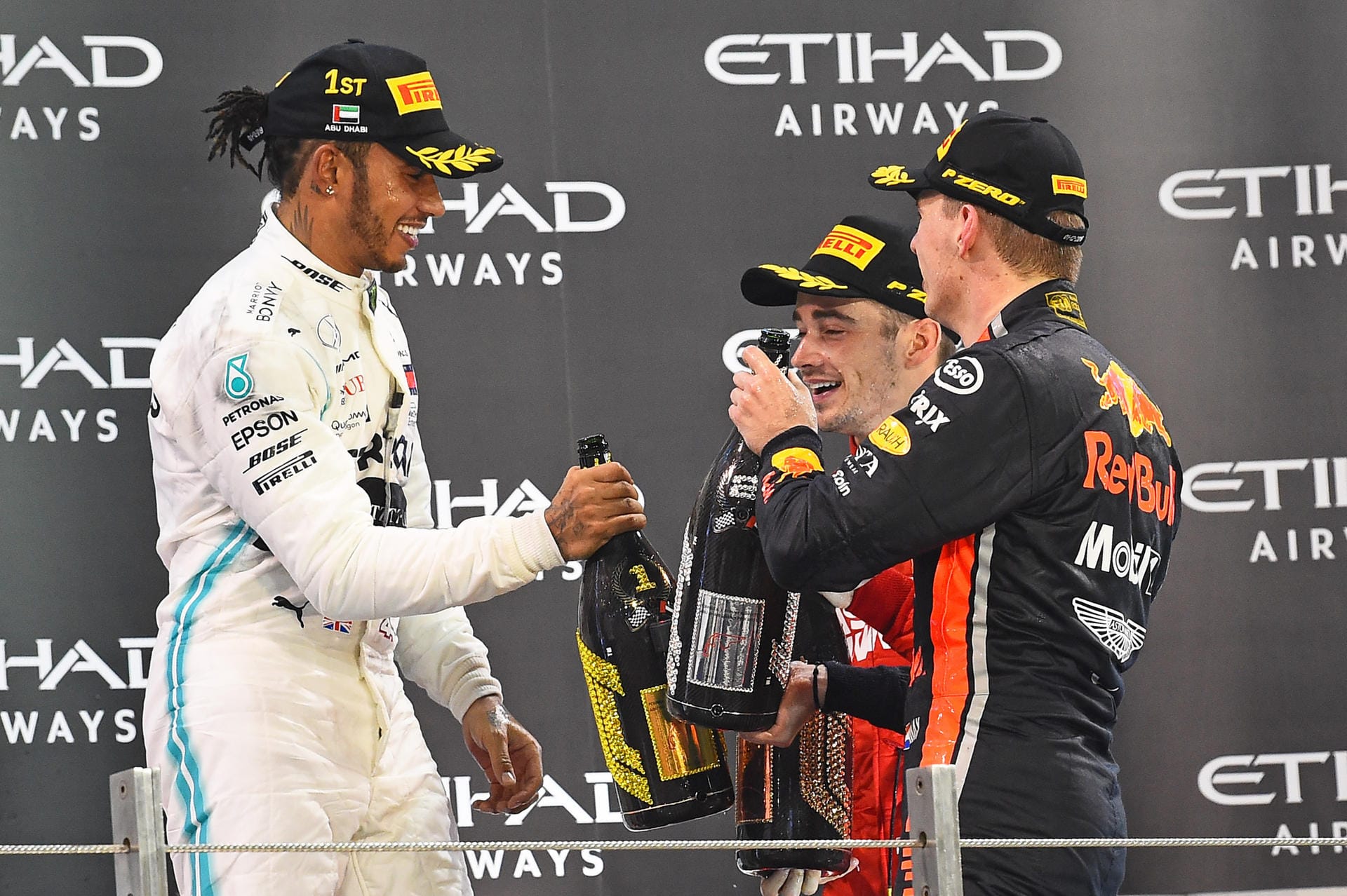 AS (Spanien): "Hamilton gewinnt locker in Abu Dhabi vor Verstappen und Leclerc. Niemand leistete Gegenwehr, Hamilton durfte sich richtig austoben, er sitzt im Olymp der Formel 1. Sebastian Vettel muss im neuen Jahr auf den Resetknopf drücken."