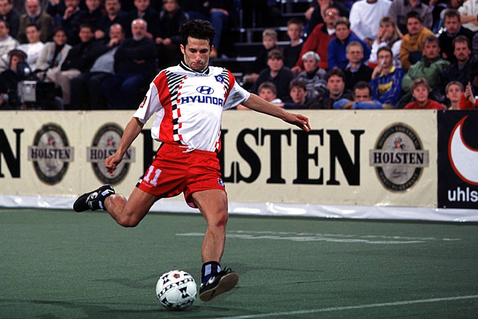 Hasan Salihamidzic (1995-1998): In den 90er Jahren kickte der Bosnier für den HSV. Nach weiteren Stationen bei Bayern München, Juventus Turin und dem VfL Wolfsburg wurde er nach seinem Karriereende zum Fußball-Experten für ZDF und RTL. Danach wurde Brazzo Sportdirektor beim FC Bayern.
