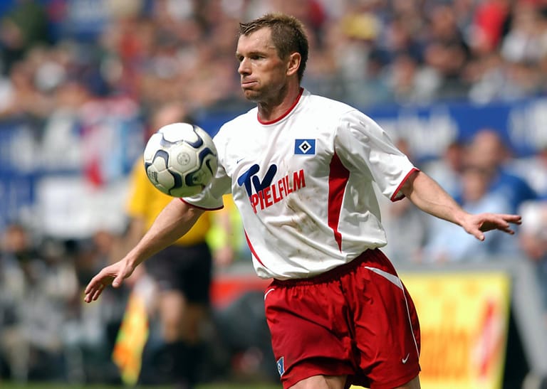 Bernd Hollerbach (1996-2004): Der deutsche Fußballer beendete 2004 seine Karriere nach acht Jahren bei den "Rothosen". Seit 2005 ist er als Trainer aktiv – und übernahm 2018 sogar seinen Ex-Verein. Leider war er als HSV-Trainer nicht erfolgreich und wurde nach wenigen Spielen entlassen. Inzwischen ist er bei Royal Escel Mouscron in Belgien als Coach tätig.