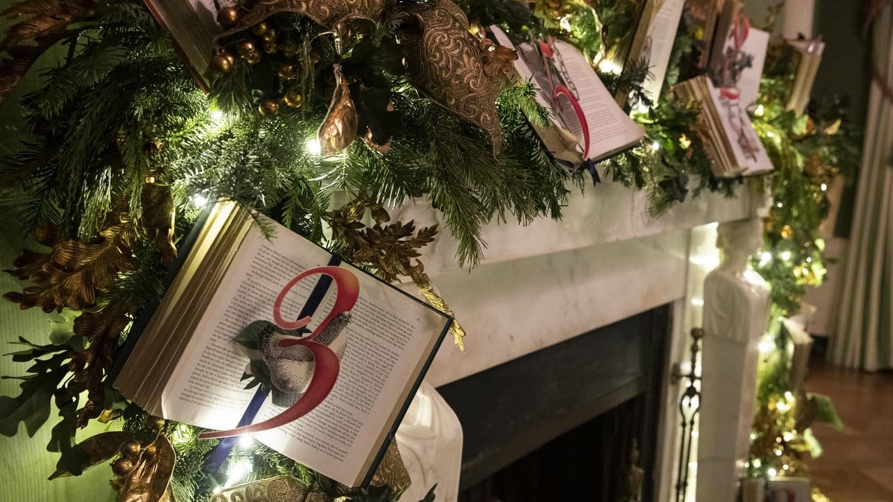 Der Kaminsims im "Green Room" des Weißen Hauses wird zum Schriften-Altar. Der Kaminsims im "Green Room" des Weißen Hauses wird zum Schriften-Altar.