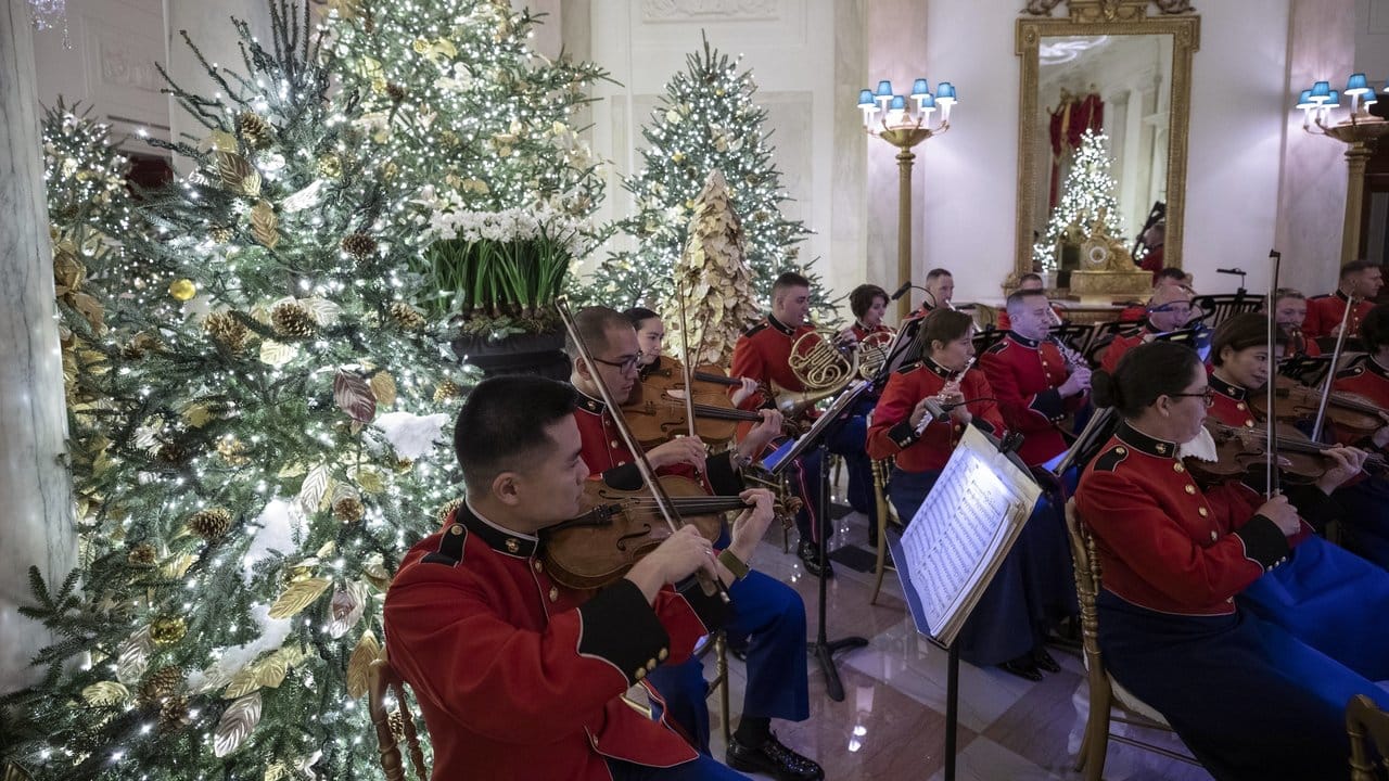 Die Marineinfanterie-Band "President's Own" spielt im "Grand Foyer" des Weißen Hauses auf. Die Marineinfanterie-Band "President's Own" spielt im "Grand Foyer" des Weißen Hauses auf.