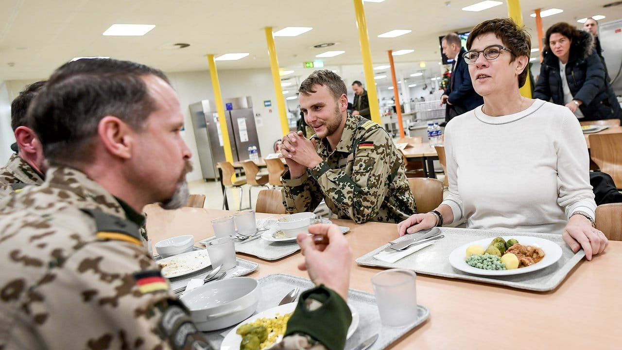 Verteidigungsministerin Annegret Kramp-Karrenbauer isst bei ihrem ersten Besuch in Afghanistan mit Bundeswehrsoldaten zu Abend.