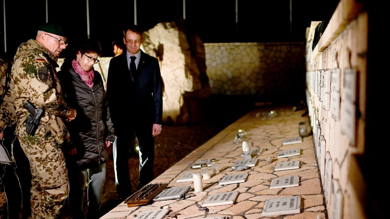 Die Verteidigungsministerin gedenkt im Ehrenhain des Camp Marmal der gefallenen Bundeswehrsoldaten.