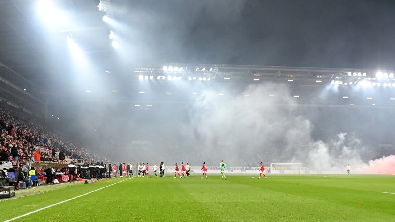 Dichte Rauchschwaden durchziehen das Stadion, nachdem Feuerwerkskörper aus dem Frankfurter Fanblock auf dem Rasen gelandet sind.
