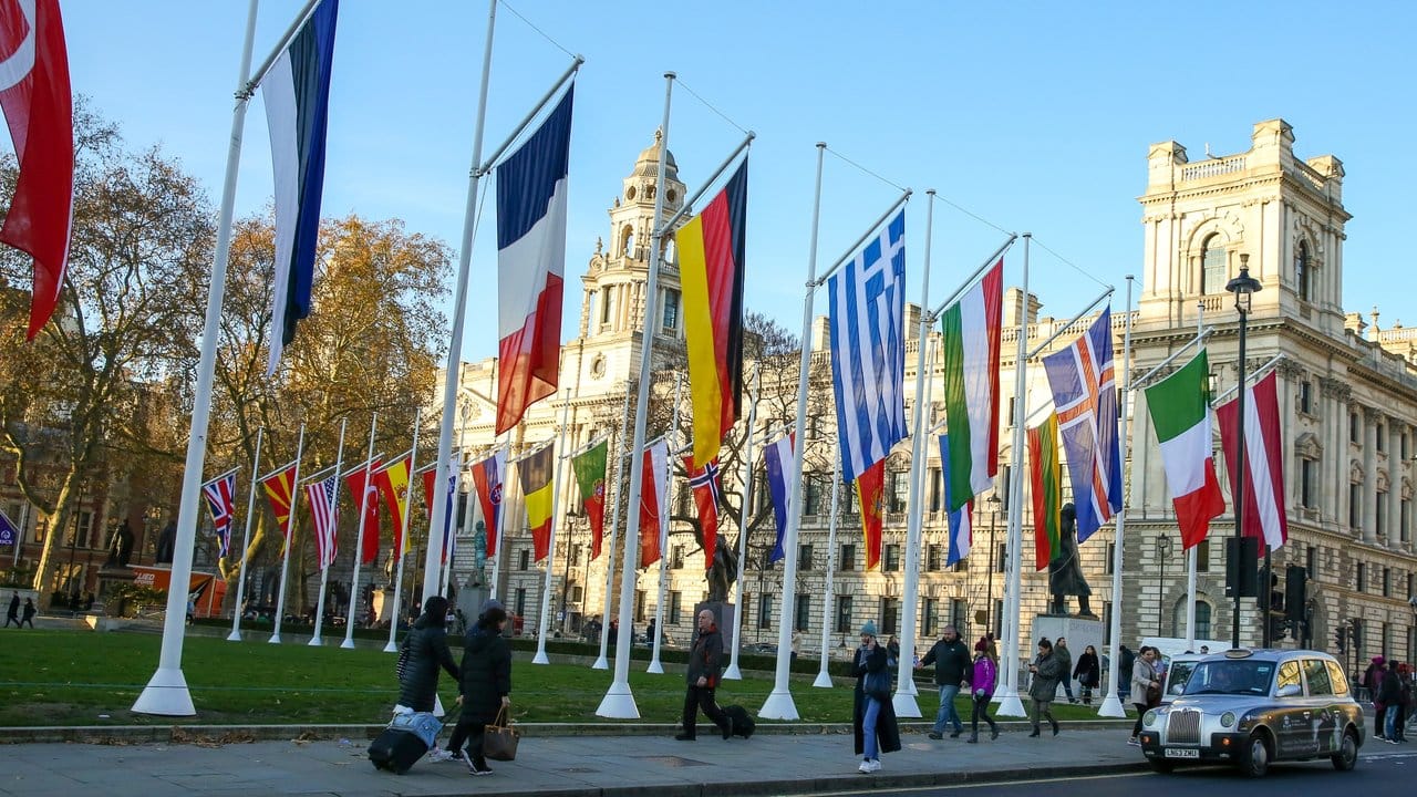 Die Flaggen der Nato-Mitgliedsstaaten wehen in London.
