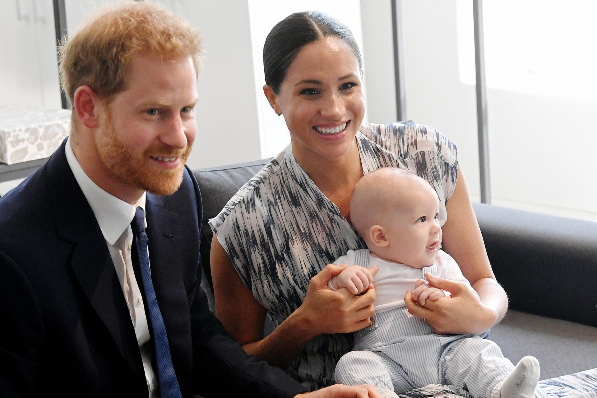 Harry, Meghan und Baby Archie: Seit Juni 2016 sind die beiden ein Paar. 2018 heiratete die Schauspielerin den Royal. Am 6. Mai erblickte schließlich Archie Harrison Mountbatten-Windsor das Licht der Welt.