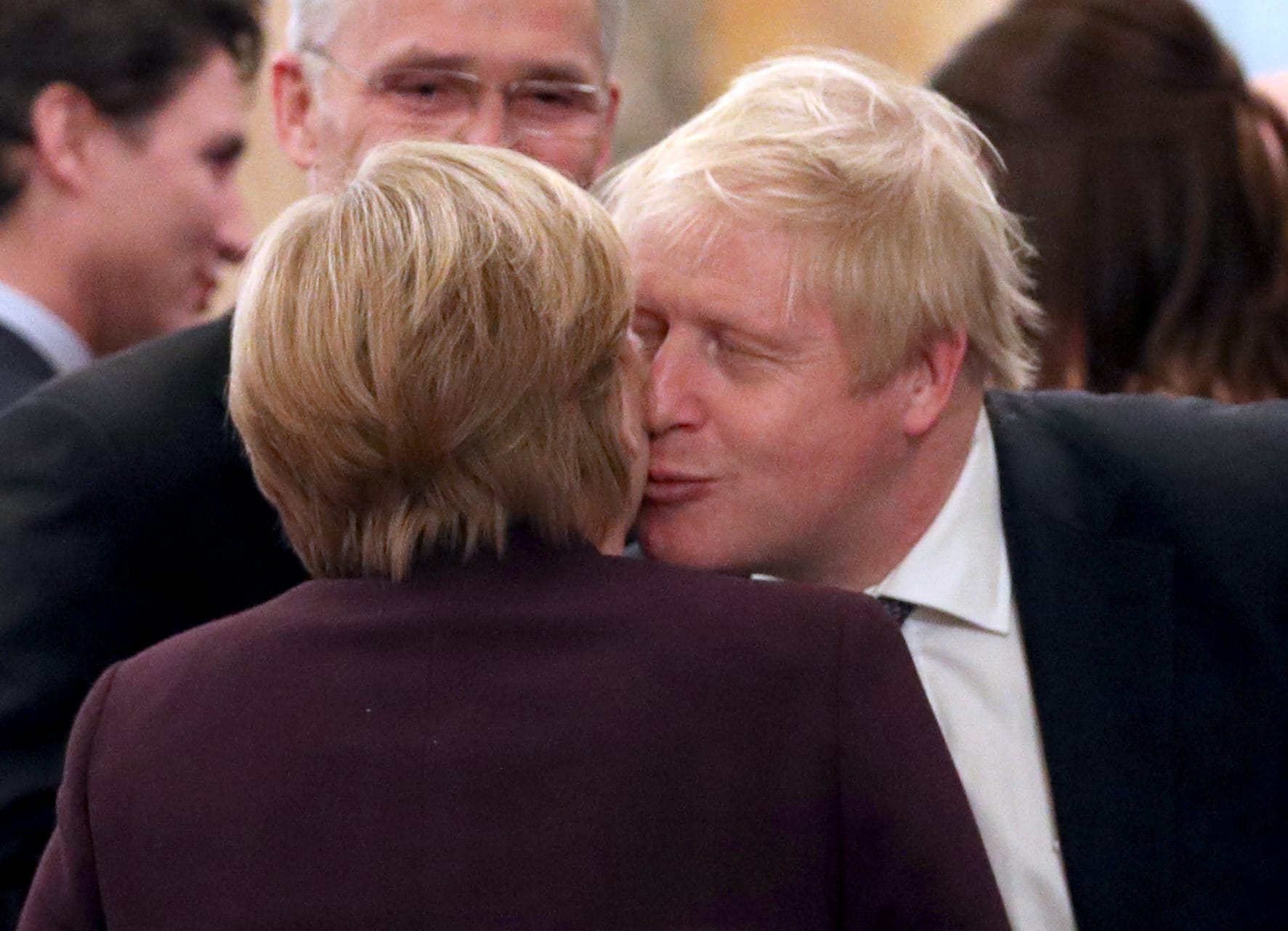 Merkel und Großbritanniens Premierminister Johnson begrüßen sich mit Wangenkuss.