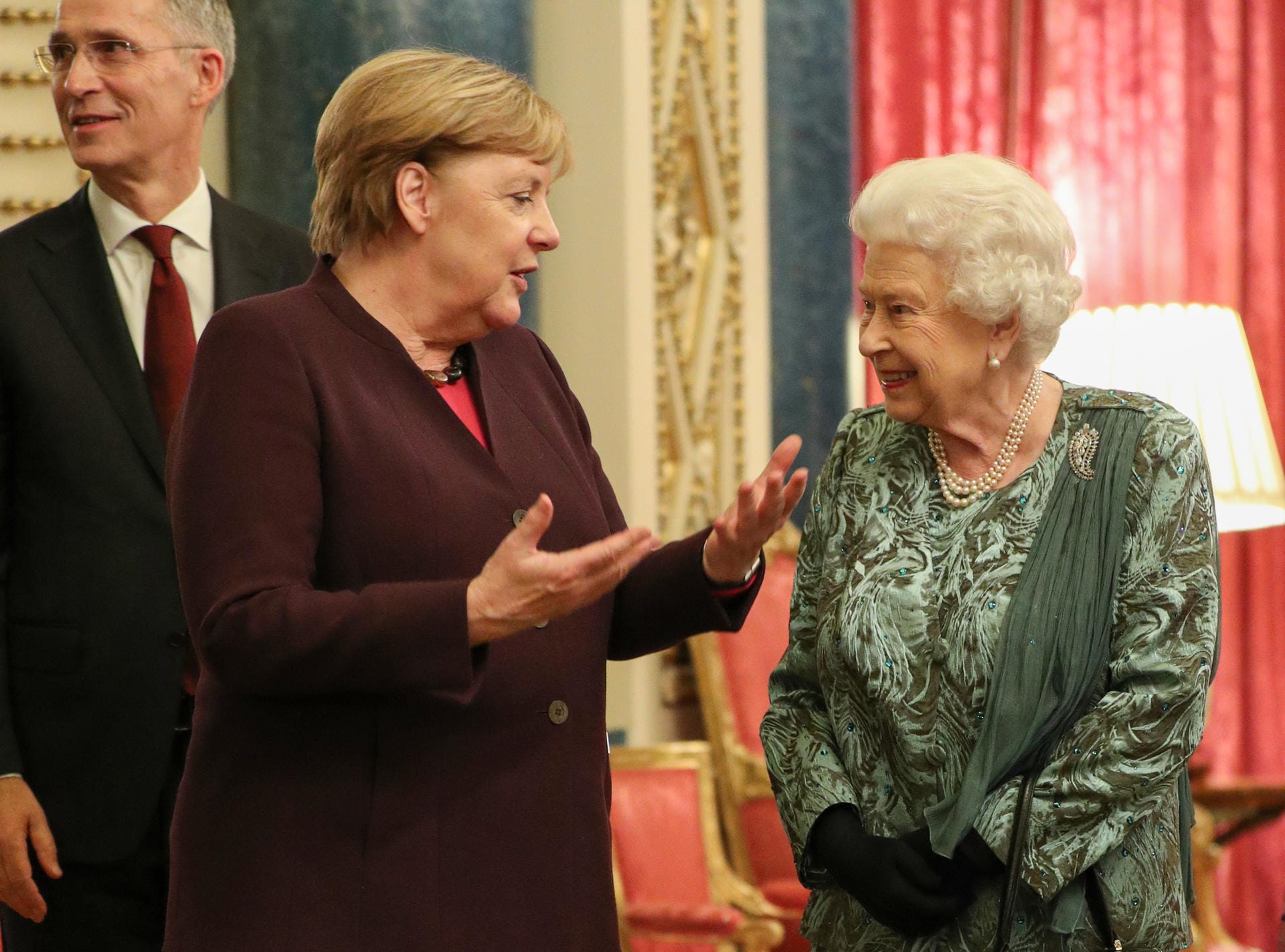 Bundeskanzlerin Merkel unterhält sich mit der Queen.