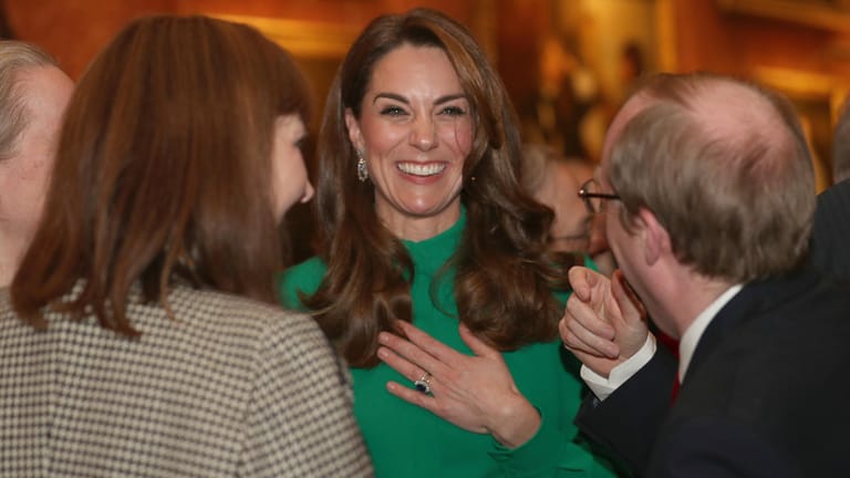 Herzogin Kate unterhält sich mit Gästen.