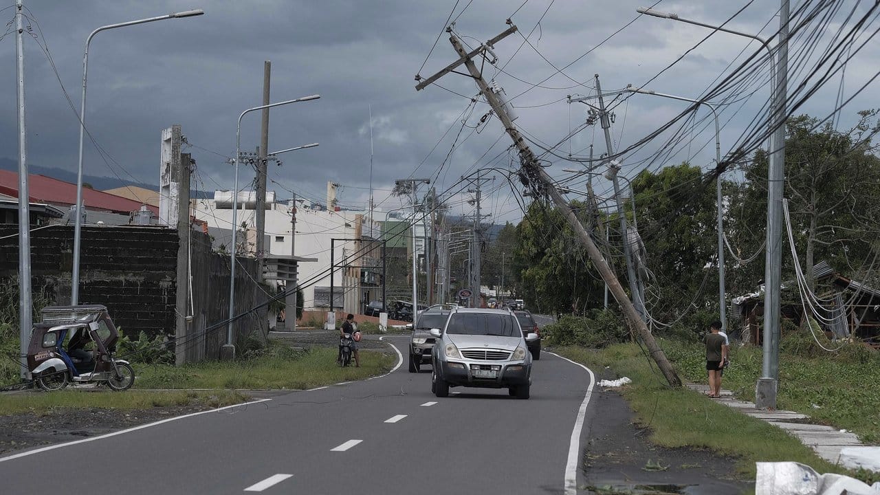 Umgeknickte Strommasten in Legazpi: Nach dem Durchzug des tropischen Wirbelsturms "Kammuri" steigt die Zahl der Toten auf den Philippinen weiter an.