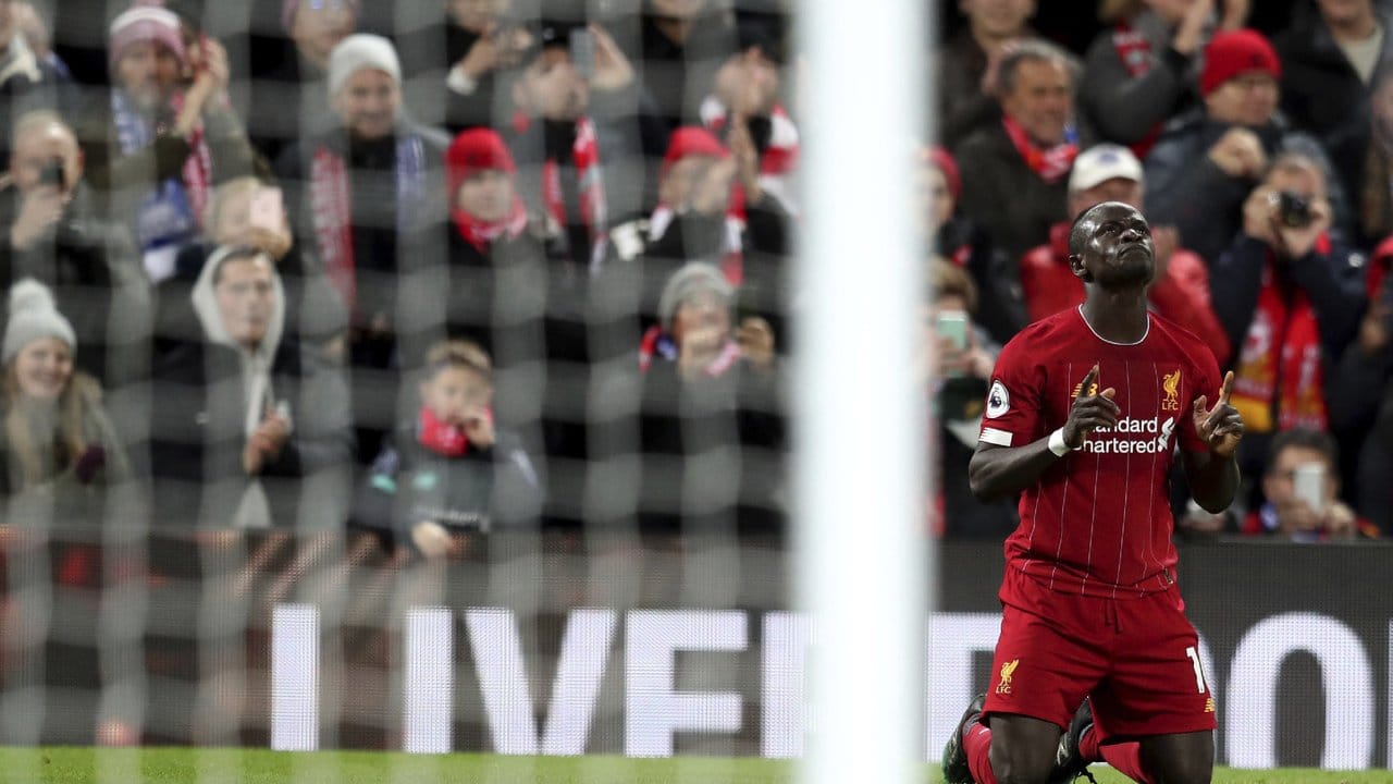 Sadio Mané feiert sein Tor zum 4:1 für den FC Liverpool im Spiel gegen Everton.