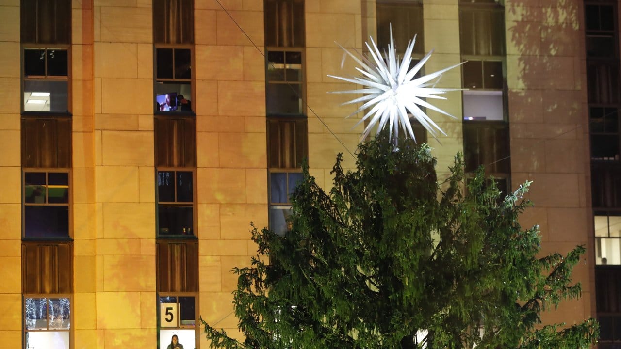 Der Weihnachtsstern wurde von dem Architekten Daniel Libeskind entworfen.