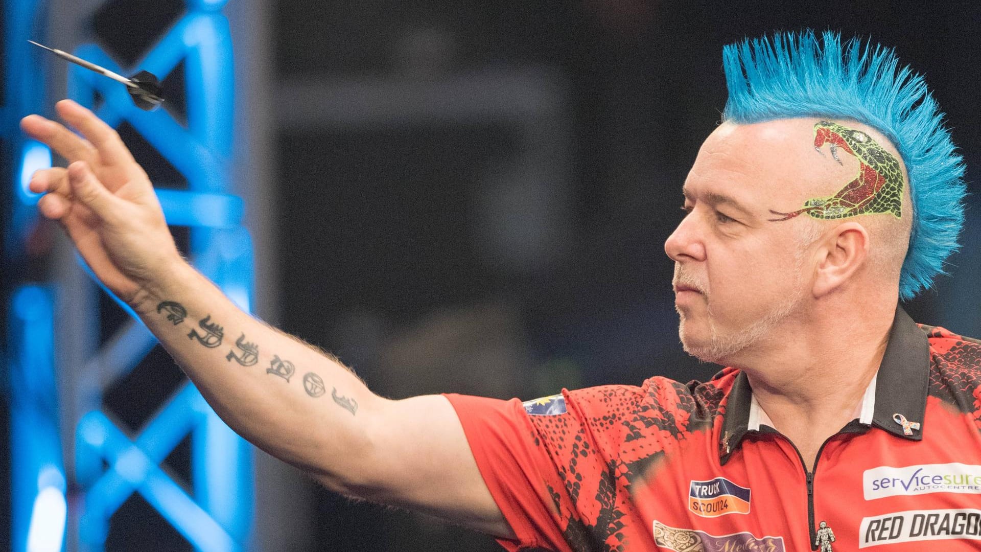 Peter Wright bei der Darts-WM 2019: Der Schotte nennt sich auch "Snakebite" (deutsch: Schlangenbiss) und präsentiert seinen Irokesen in den verschiedensten Farben.