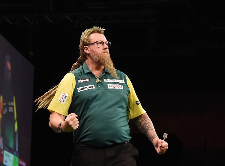 Simon Whitlock: "The Wizard" (deutsch: der Magier) zeigt sich mit Dreadlocks und Ziegenbart. Der Australier ist schon seit 1984 im Dartssport aktiv.