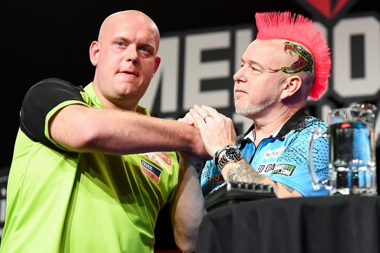 Michael van Gerwen (l.) und Peter Wright: Der Darts-Sport gewinnt auch in Deutschland immer mehr an Popularität – unter anderem auch wegen der schrillen Looks der Sportler. t-online.de stellt ihnen acht "Bunte Vögel" vor.